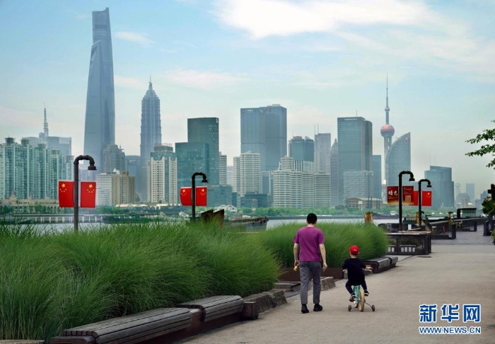 5月15日，市民在楊浦濱江公共空間休閑漫步。新華社記者 劉穎 攝