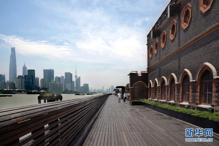 5月15日，市民在楊浦濱江公共空間楊樹(shù)浦水廠段的棧橋上漫步。新華社記者 劉穎 攝