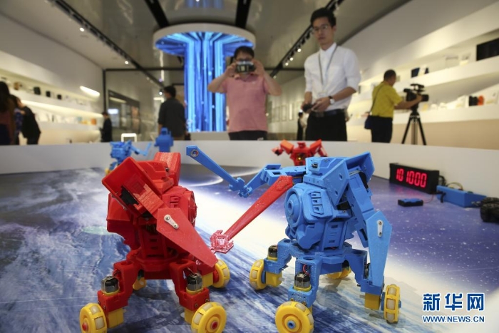 在廣東工業(yè)設(shè)計城創(chuàng)新科技館，工作人員在展示機(jī)器人“速斗無人區(qū)”（4月19日攝）。新華社記者 殷剛 攝
