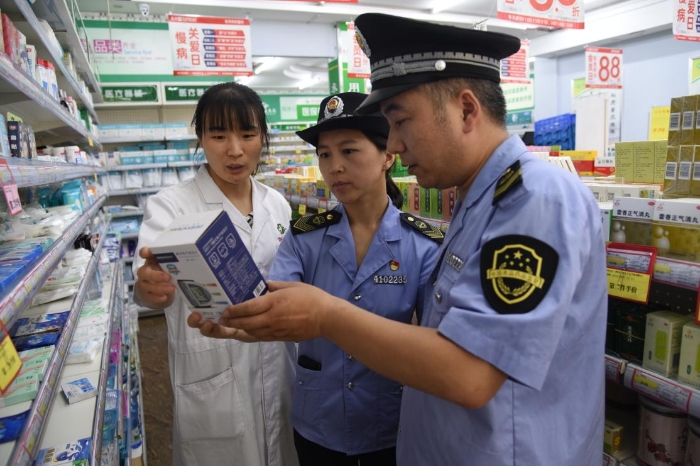 圖為檢查人員正在一家企業(yè)檢查電子血壓計(jì)。