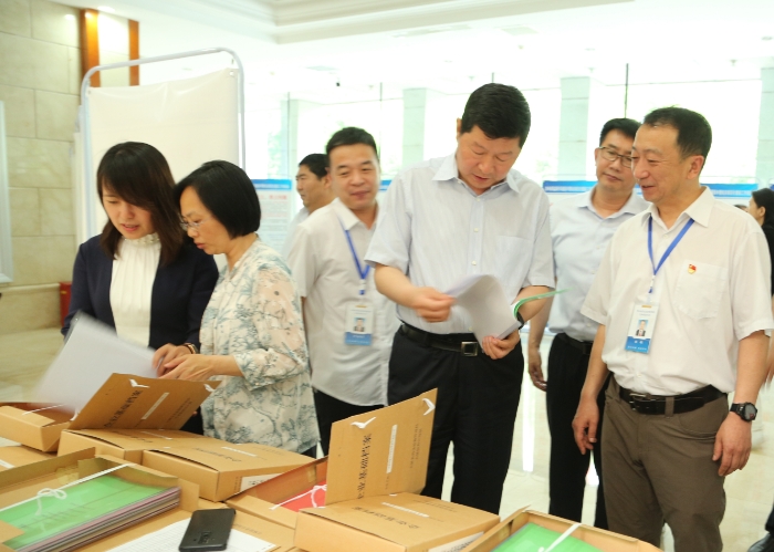 圖為吉林省藥監(jiān)局領導查看吉林檢查分局規(guī)范化建設工作檔案。