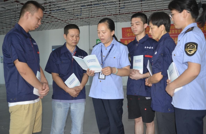 圖為該局執(zhí)法人員在向藥品經(jīng)營(yíng)單位工作人員進(jìn)行宣貫。