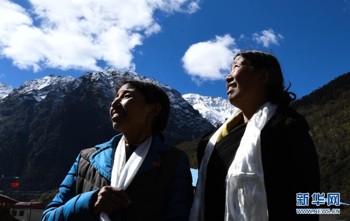 卓嘎（左）、央宗姐妹倆在一起（2017年10月29日攝）。新華社記者 普布扎西 攝