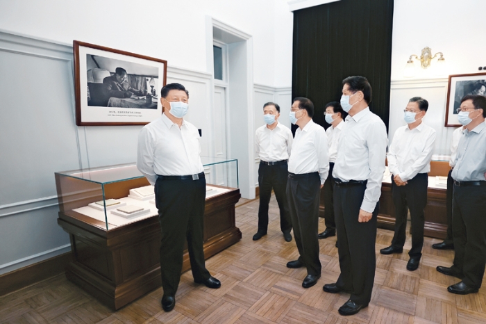 2021年6月25日，中共中央政治局就用好紅色資源、賡續(xù)紅色血脈舉行第三十一次集體學(xué)習(xí)。這次集體學(xué)習(xí)采取參觀和討論相結(jié)合的形式，這是習(xí)近平、李克強(qiáng)、栗戰(zhàn)書、汪洋、王滬寧、趙樂際、韓正等在中南海豐澤園參觀毛澤東同志故居。 新華社記者 鞠鵬/攝