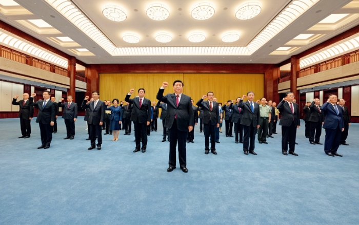 2021年6月18日，黨和國(guó)家領(lǐng)導(dǎo)人習(xí)近平、李克強(qiáng)、栗戰(zhàn)書、汪洋、王滬寧、趙樂際、韓正、王岐山等在中國(guó)共產(chǎn)黨歷史展覽館參觀“‘不忘初心、牢記使命’中國(guó)共產(chǎn)黨歷史展覽”。這是參觀結(jié)束后，習(xí)近平帶領(lǐng)黨員領(lǐng)導(dǎo)同志一起重溫入黨誓詞。 新華社記者 李學(xué)仁/攝