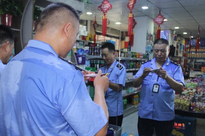 圖為7月11日該局執(zhí)法人員在一家超市檢查食品生產(chǎn)日期和保質(zhì)期。