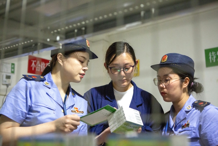 圖為該局執(zhí)法人員對特殊藥品庫存情況進行現(xiàn)場核查。