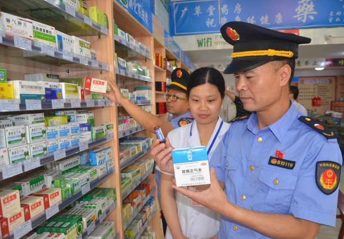 圖為7月20日?qǐng)?zhí)法人員在一家鄉(xiāng)鎮(zhèn)大藥店內(nèi)檢查。