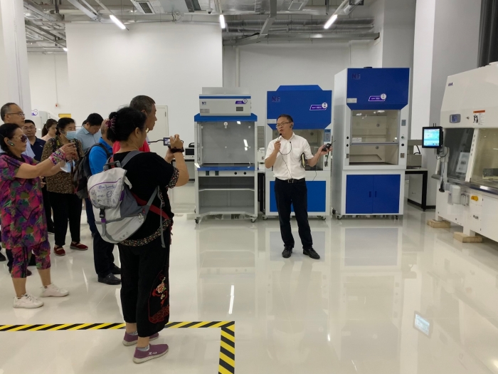 圖為社會公眾在企業(yè)展廳參觀。（齊桂榕 攝）