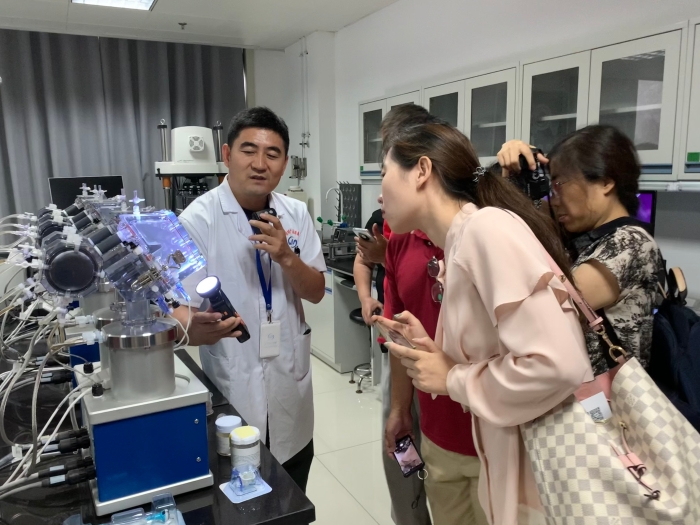 圖為檢驗院工作人員介紹心臟瓣膜質(zhì)量檢測過程。（齊桂榕 攝）