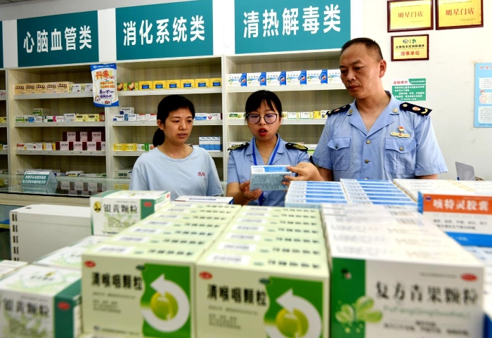 圖為執(zhí)法人員在一家藥店檢查。