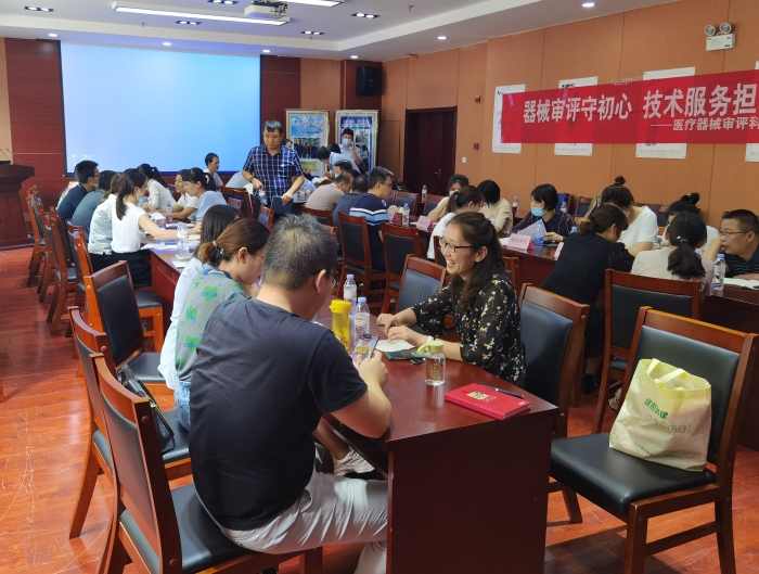 圖為醫(yī)療器械生產(chǎn)企業(yè)與中心工作人員面對(duì)面交流咨詢。