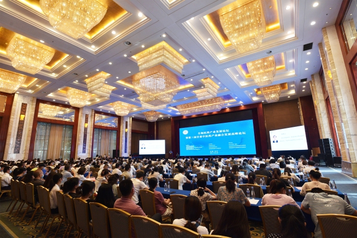 圖為生物醫(yī)藥產(chǎn)業(yè)發(fā)展論壇暨第三屆甘肅中醫(yī)藥產(chǎn)業(yè)融合發(fā)展高峰論壇現(xiàn)場(chǎng)。