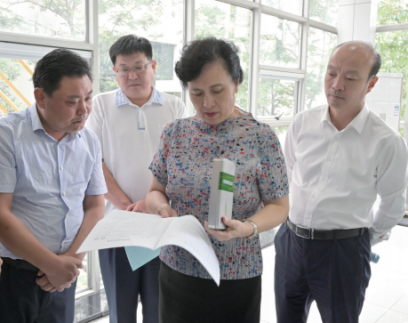 圖為臨沂市市場監(jiān)管局局長黃杰（右一）等陪同中國科學(xué)院院士陳子江（右二）調(diào)研指導(dǎo)臨沂市藥物警戒工作。臨沂市市場監(jiān)管局供圖