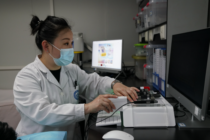 圖為實驗室工作人員在使用無創(chuàng)測量儀器測量皮膚生理參數(shù)。實驗室供圖