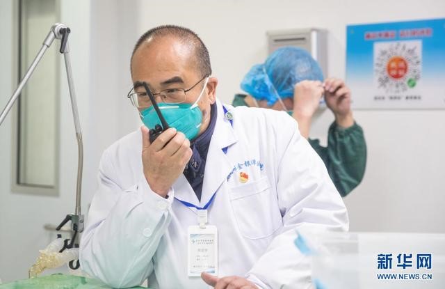 張定宇在武漢金銀潭醫(yī)院綜合病區(qū)樓聯(lián)系、協(xié)調(diào)工作（2020年1月27日攝）。新華社發(fā)（柯皓 攝）