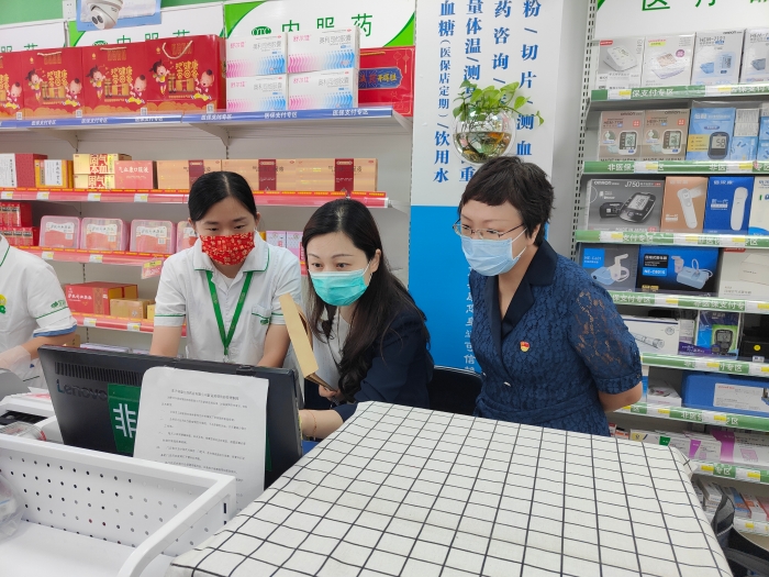 圖為監(jiān)管人員在藥店檢查。（江蘇省藥監(jiān)局供圖）