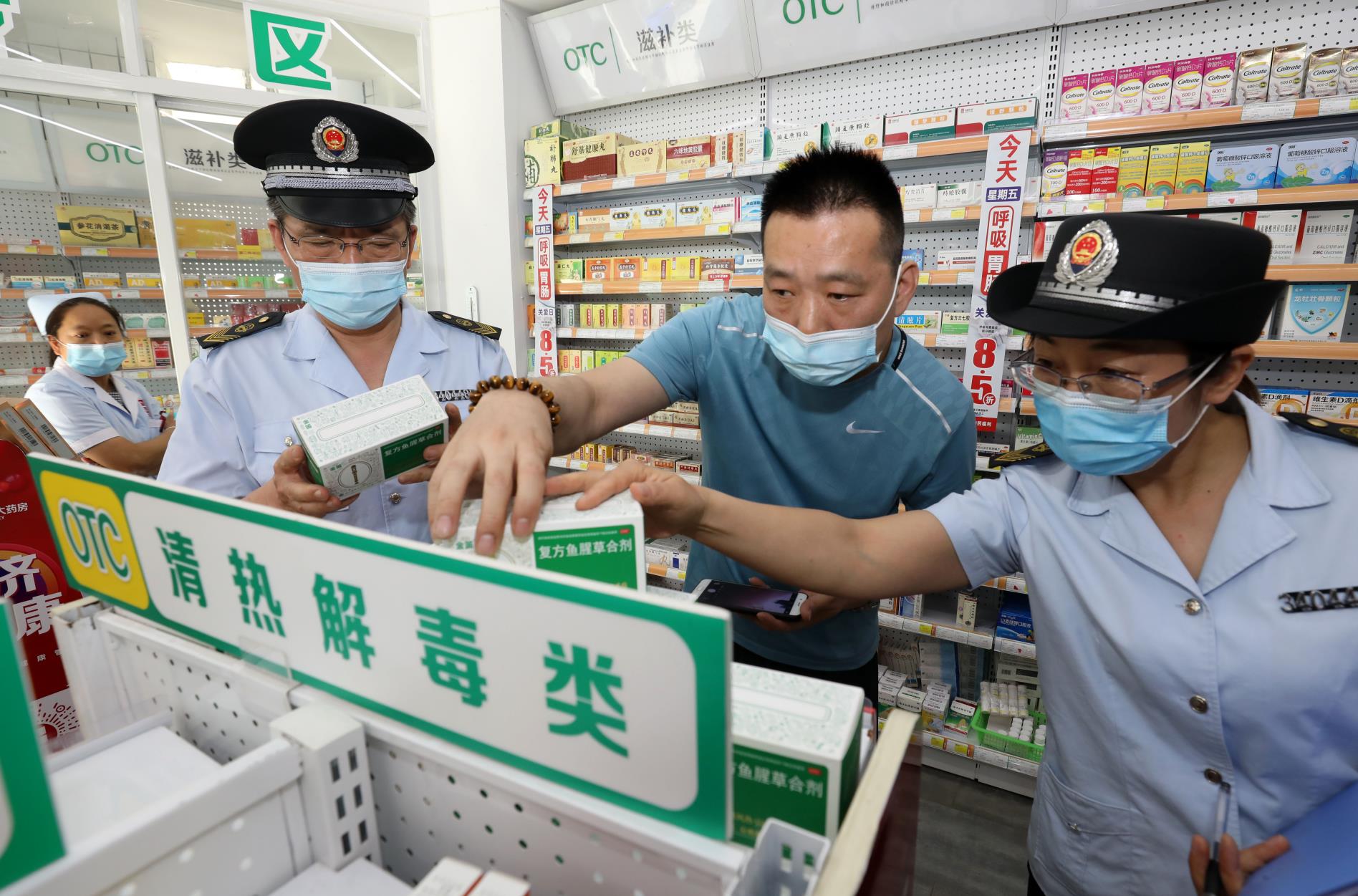 圖為檢查現(xiàn)場