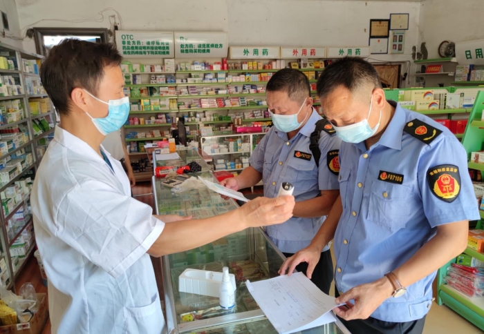 圖為8月9日執(zhí)法人員在一家零售藥店檢查。