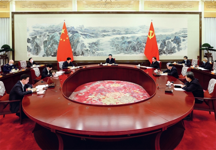 2020年12月24日至25日，中共中央政治局召開民主生活會，中共中央總書記習近平主持會議并發(fā)表重要講話。　新華社記者 鞠鵬/攝