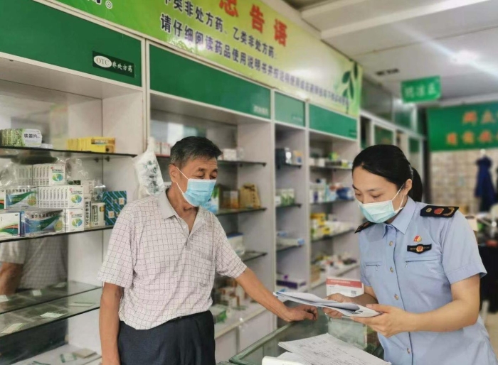 圖為執(zhí)法人員對(duì)轄區(qū)內(nèi)零售藥店的四類藥品銷售情況進(jìn)行突擊檢查。