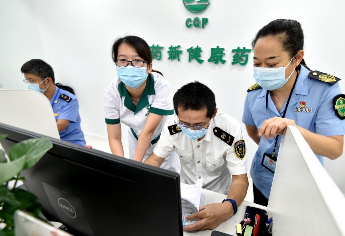 圖為執(zhí)法人員對藥品零售單位銷售藥品后留存的處方和電子檔案進行核查。