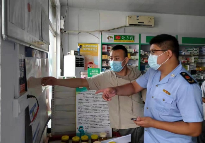 圖為該局監(jiān)管人員在一家藥店檢查。史恒恒攝