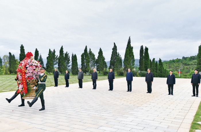 2021年4月25日至27日，中共中央總書記、國(guó)家主席、中央軍委主席習(xí)近平在廣西考察。這是25日上午，習(xí)近平在位于桂林市全州縣的紅軍長(zhǎng)征湘江戰(zhàn)役紀(jì)念園，向湘江戰(zhàn)役紅軍烈士敬獻(xiàn)花籃。 新華社記者 謝環(huán)馳/攝