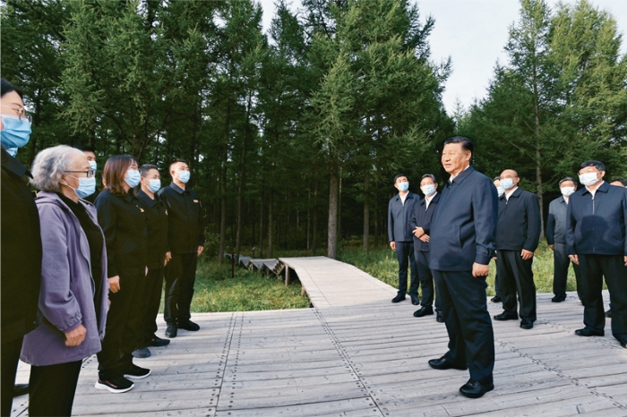 2021年8月23日至24日，中共中央總書記、國(guó)家主席、中央軍委主席習(xí)近平在河北省承德市考察。這是23日下午，習(xí)近平在塞罕壩機(jī)械林場(chǎng)尚海紀(jì)念林考察時(shí)，同林場(chǎng)職工代表親切交流。 新華社記者 李學(xué)仁/攝