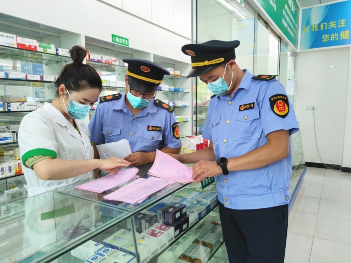 圖為監(jiān)管人員在一家藥店檢查。
