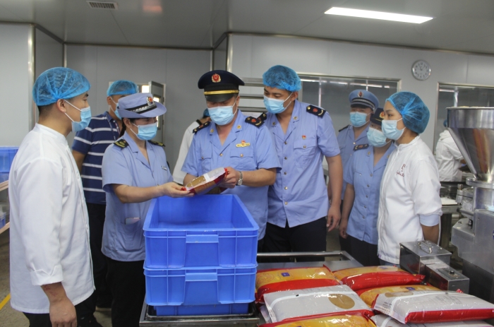 圖為執(zhí)法人員在一家月餅加工廠檢查原料質(zhì)量和進(jìn)貨渠道。