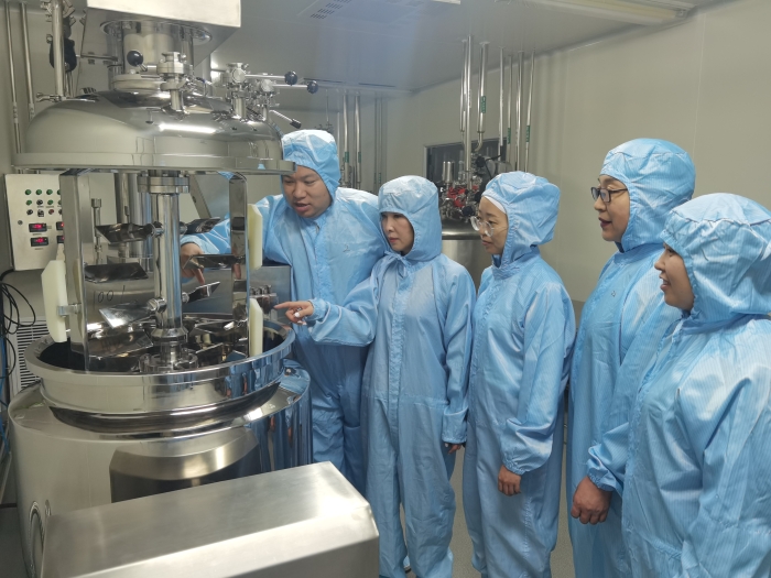 圖為該局執(zhí)法人員在一家企業(yè)化妝品生產(chǎn)車間檢查。