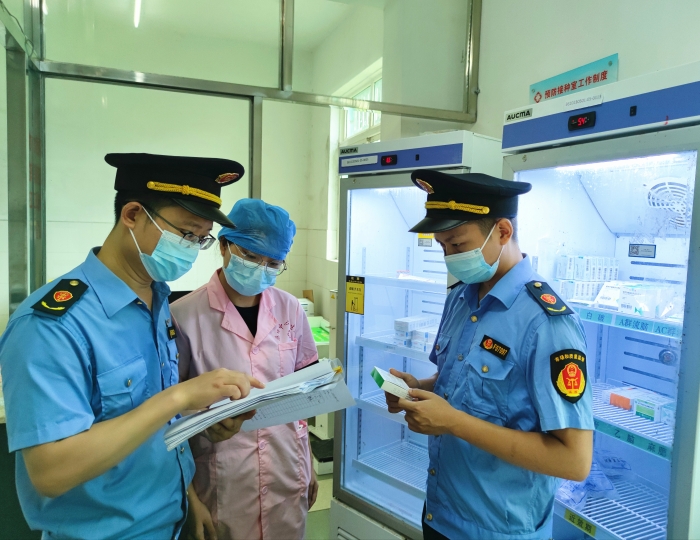 圖為該局執(zhí)法人員在鄉(xiāng)鎮(zhèn)衛(wèi)生院檢查疫苗進(jìn)銷臺(tái)賬