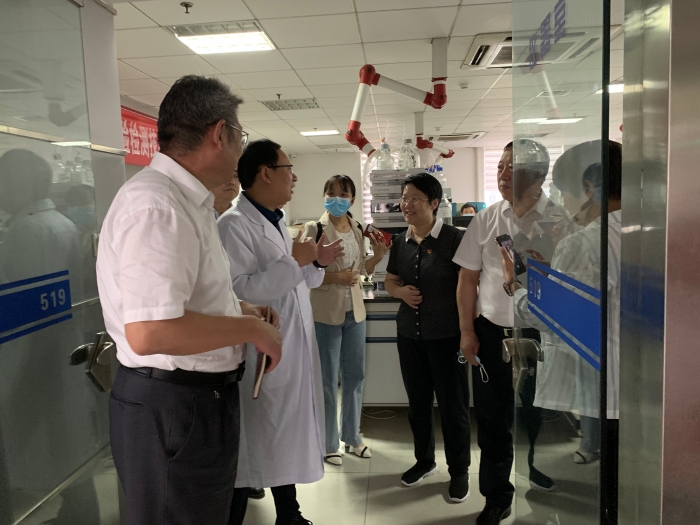 圖為與會(huì)人員參觀山東省食藥檢院實(shí)驗(yàn)室。（齊桂榕 攝）1