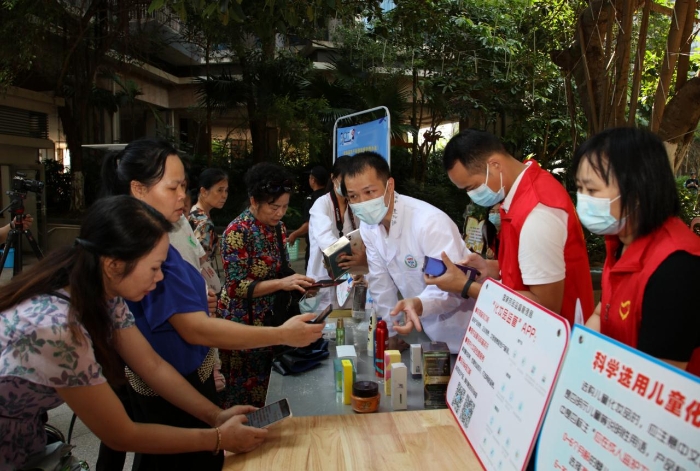 圖為社區(qū)群眾紛紛下載國家藥品監(jiān)督管理局“化妝品監(jiān)管”APP。（程奇攝）