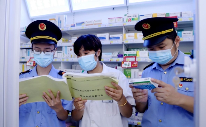 執(zhí)法人員查看藥店網(wǎng)絡(luò)藥品銷售登記并核對處方藥處方單 執(zhí)法人員查看藥店網(wǎng)絡(luò)藥品銷售登記并核對處方藥處方單