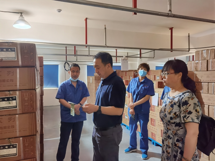 圖為吉林檢查分局在吉林市鹿王制藥股份有限公司開展“大調(diào)研 大走訪”活動(dòng)。（葉陽歡攝）