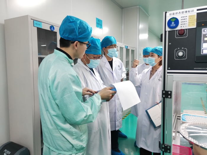 圖為吉林檢查分局在吉林瑞爾康隱形眼鏡有限公司檢查隱形眼鏡生產(chǎn)情況。（葉陽歡攝）