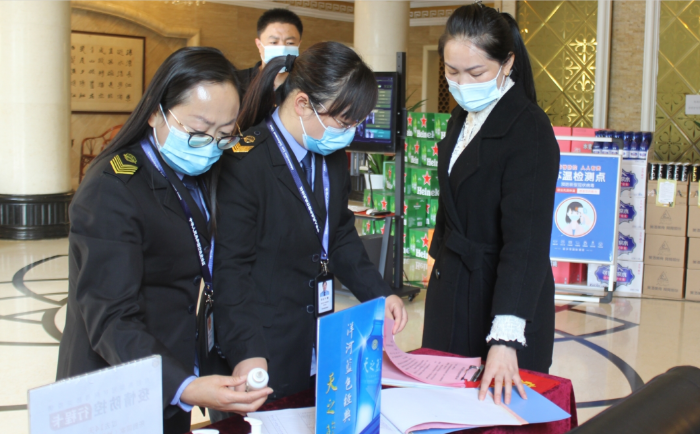 圖為該局執(zhí)法人員在一酒店檢查疫情防控措施落實(shí)情況。