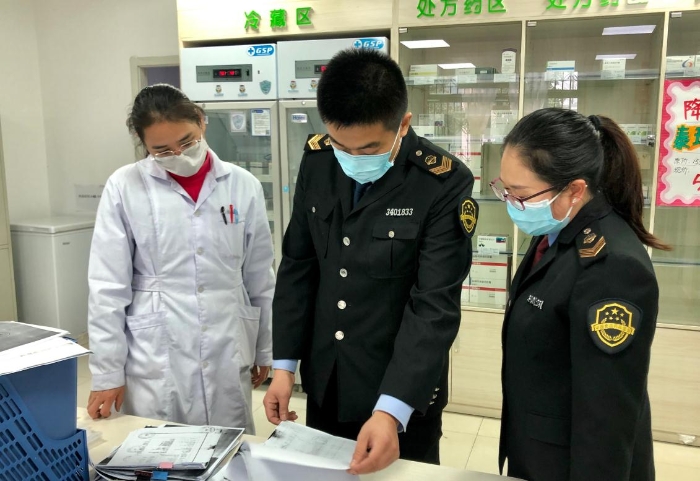 圖為該局監(jiān)管人員檢查一家藥品零售藥企業(yè)的產(chǎn)品進(jìn)出庫情況。 