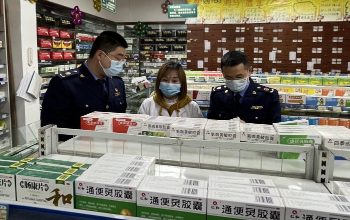 圖為執(zhí)法人員在一家藥店檢查 圖為執(zhí)法人員在一家藥店檢查