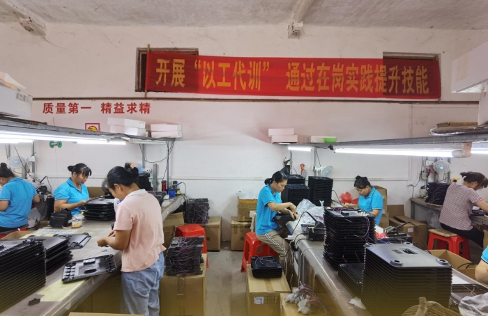 廣西忻城縣遂意鄉(xiāng)遂意村的家庭婦女經過專門培訓，成為醫(yī)療器械生產鏈條上的產業(yè)工人。圖為她們在就業(yè)扶貧車間為人體成分分析儀的前段半成品加工。