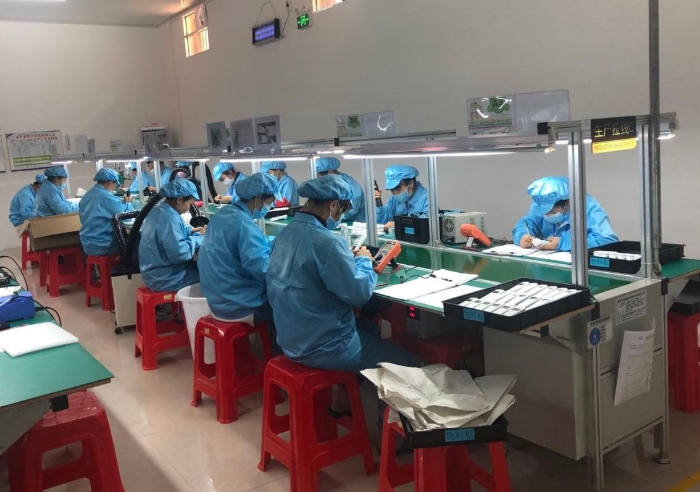 遂意村廢舊糧倉改造為醫(yī)療器械車間后，員工這里加班加點生產抗疫物資。