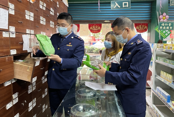 圖為執(zhí)法人員在藥店檢查。