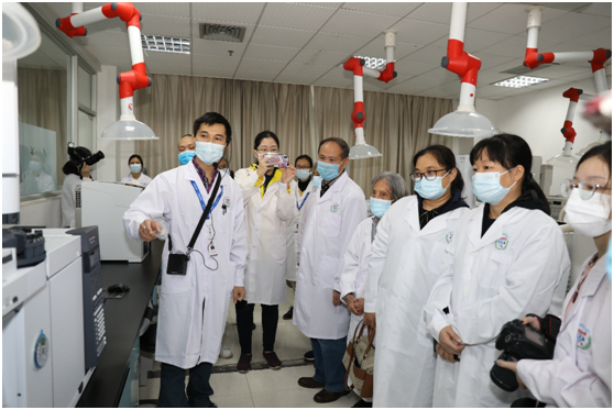 1.參觀群眾認(rèn)真觀看藥品生產(chǎn)流水線（藍(lán)必賢）