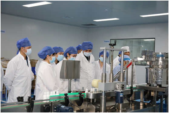 參觀群眾在藥品實(shí)驗室聊了解藥品檢驗過程.（藍(lán)必賢）png