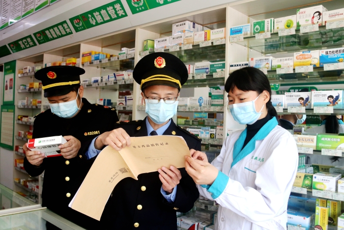 圖為11月9日執(zhí)法人員在一家藥店檢查。