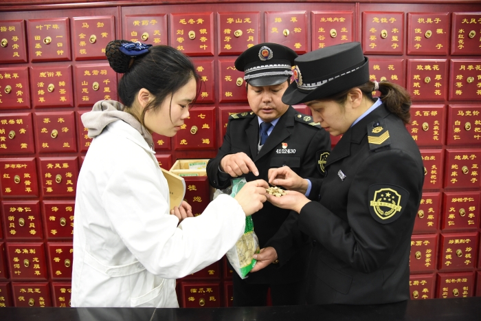 圖為執(zhí)法人員正在一家企業(yè)檢查中藥飲片質(zhì)量。