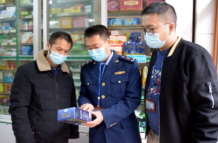 圖為執(zhí)法人員在一藥店檢查“四類藥品”實名登記情況。