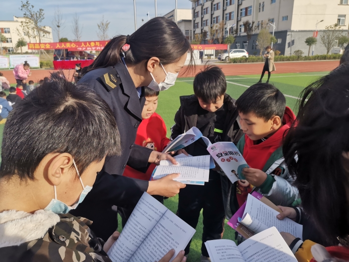 圖為工作人員為小學(xué)生講解安全用藥科普知識。